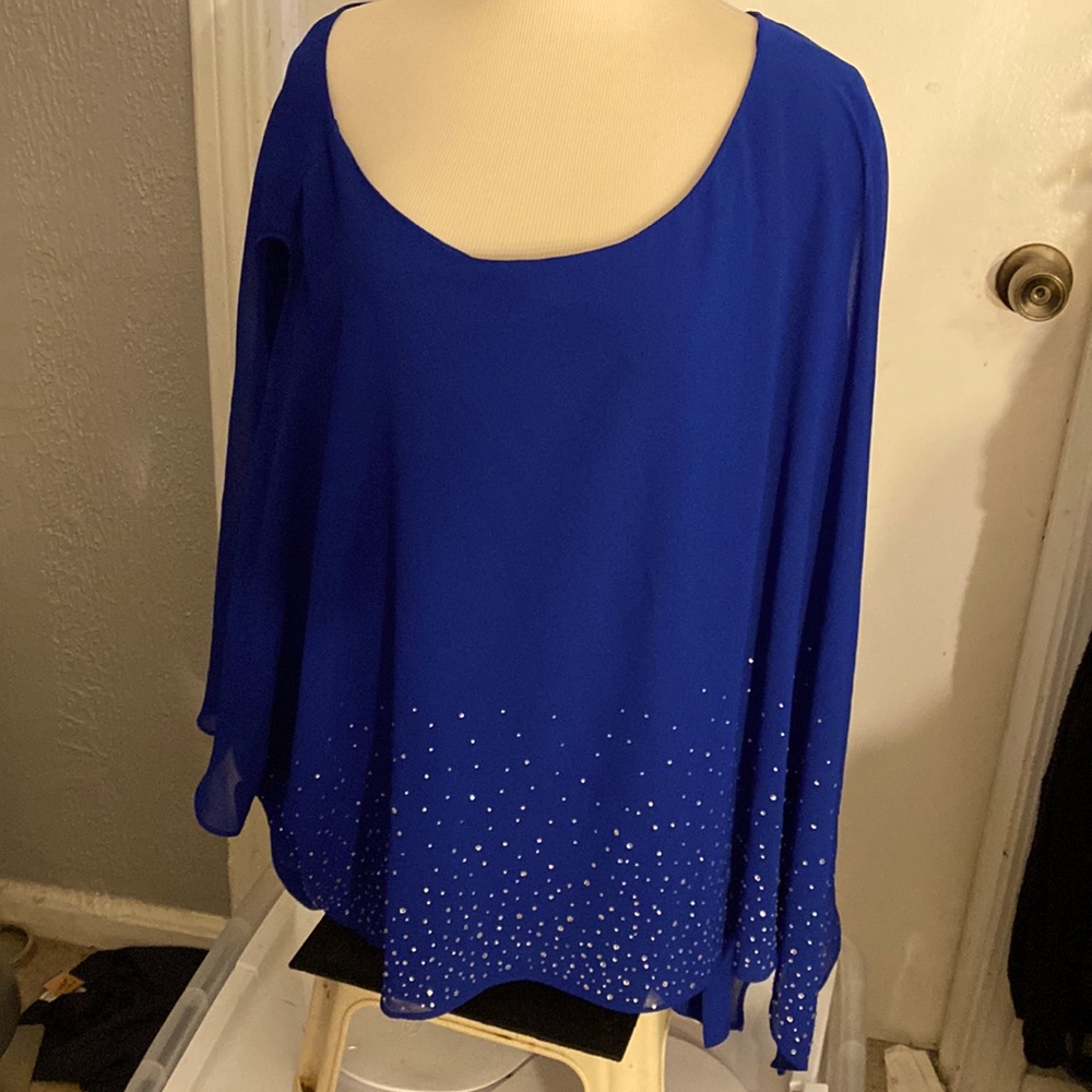 Nice navy blue with rhinestone on the bottom half size 3X peekaboo sleeves.